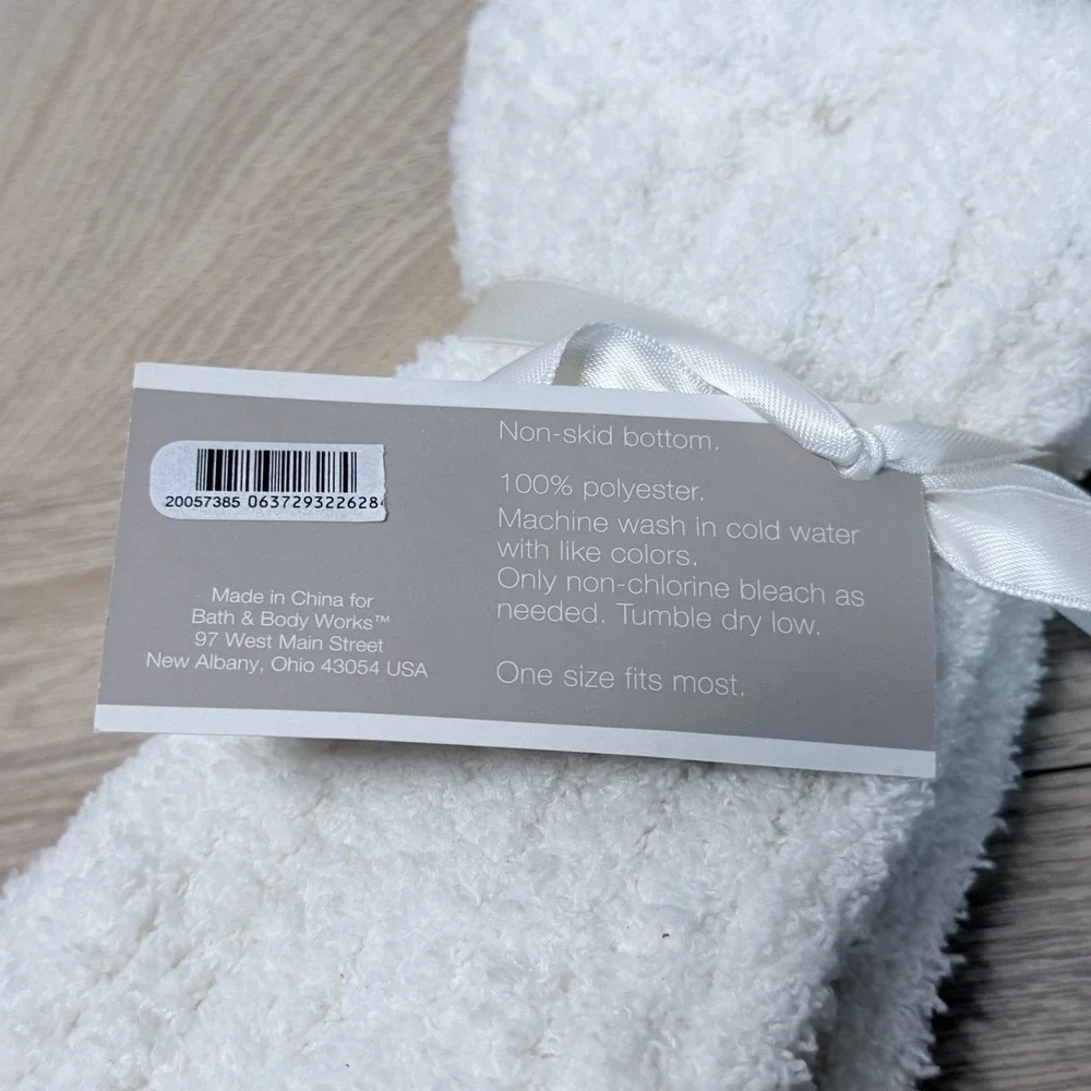 Bath & Body Works White Fuzzy Slipper Socks Non Skid Gripper Plush Cozy NWT
